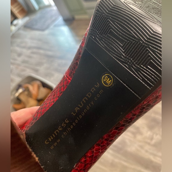 Beautiful Chinese Laundry 'Kasha' Pumps in Red Python Snakeskin Size 8 - Picture 5 of 8